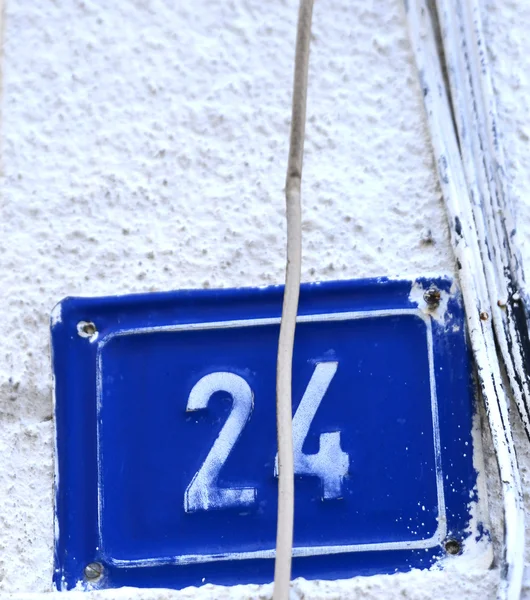 Dveře čísla na modrou desku — Stock fotografie