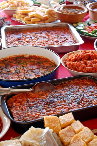 Традиционная македонская еда тавче гарвче — стоковое фото