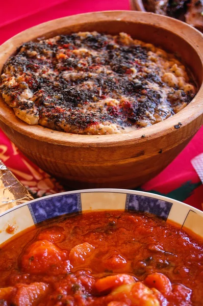 Традиционная македонская еда тавче гарвче — стоковое фото