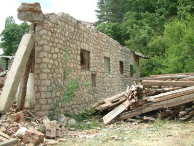 terk edilmiş bir bina kalıntıları