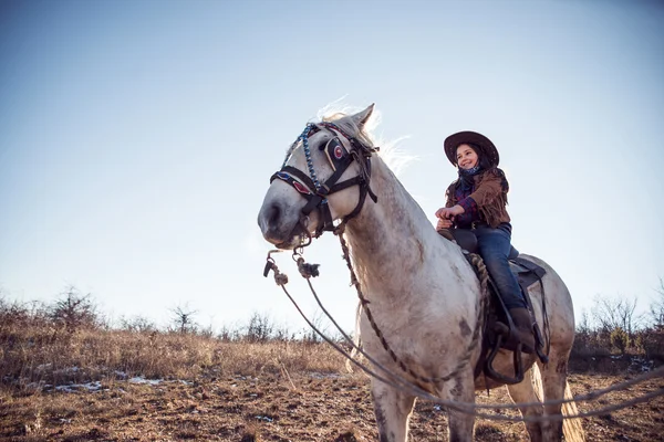 Schattig meisje op een paard — Stockfoto