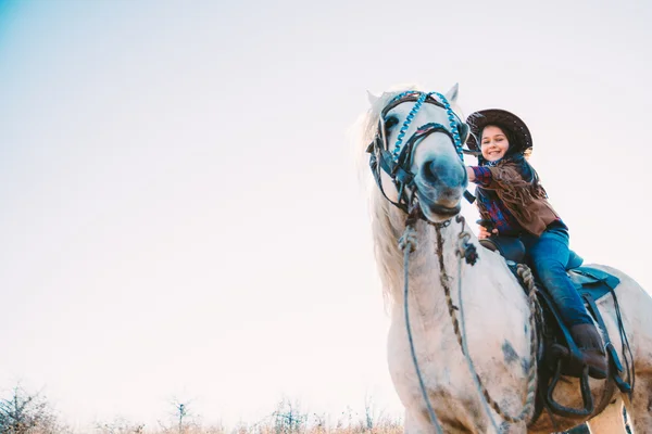 Χαριτωμένο κορίτσι σε ένα άλογο — Φωτογραφία Αρχείου