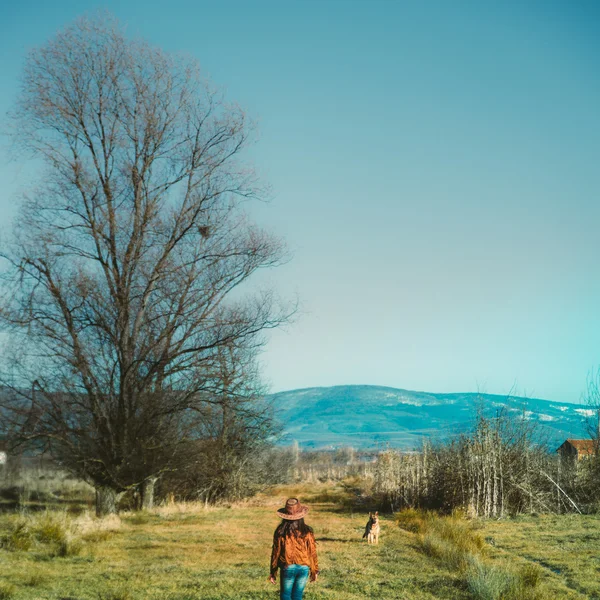 Bild von einem netten Mädchen und Hund — Stockfoto