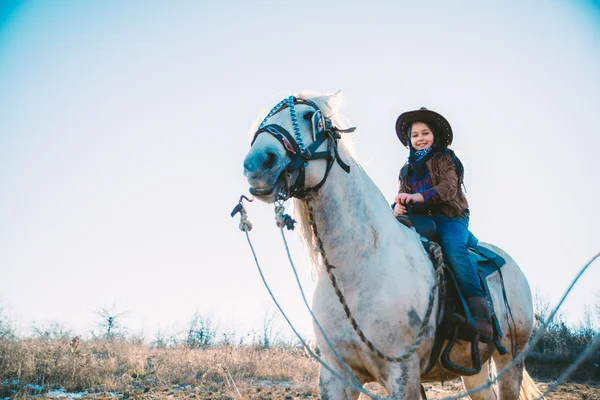 Χαριτωμένο κορίτσι σε ένα άλογο — Φωτογραφία Αρχείου