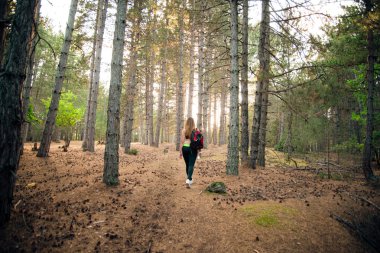 Sırt çantası içinde doğa ile genç seksi kız