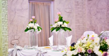 Gelin ve damat iyi dekore edilmiş tablosu