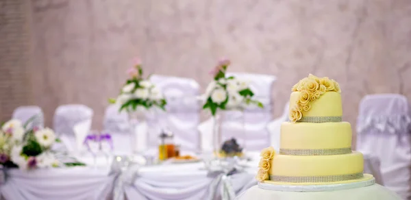 白色婚礼蛋糕与黄玫瑰 — 图库照片
