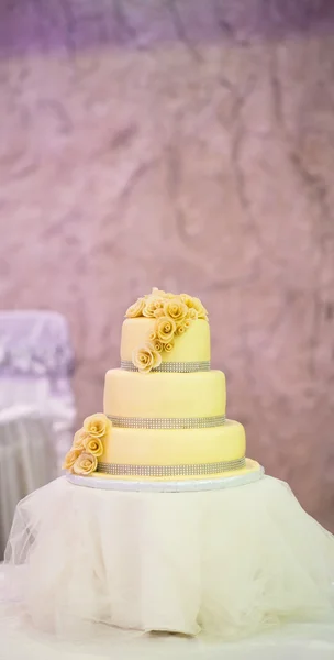 Weiße Hochzeitstorte mit gelben Rosen — Stockfoto