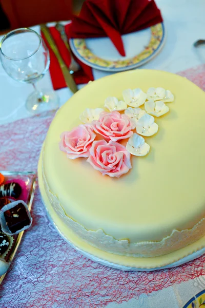Gâteau de mariage blanc aux roses — Photo