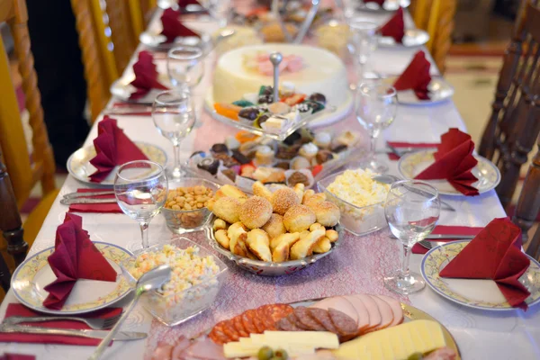 Essen auf einem gut gedeckten Tisch — Stockfoto