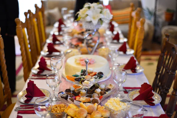 Essen auf einem gut gedeckten Tisch — Stockfoto