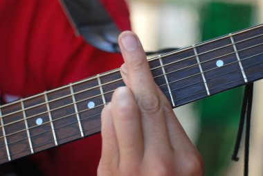 eski bir akustik gitar çalmaya müzisyen