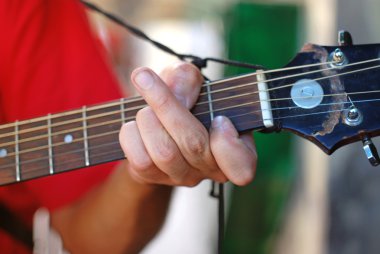 eski bir akustik gitar çalmaya müzisyen