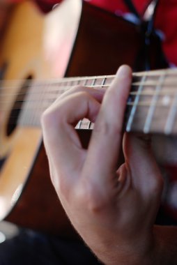 eski bir akustik gitar çalmaya müzisyen