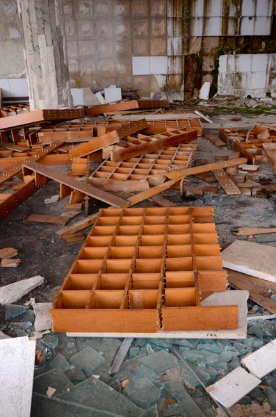 Zerstörung eines verlassenen Geschäftshauses — Stockfoto