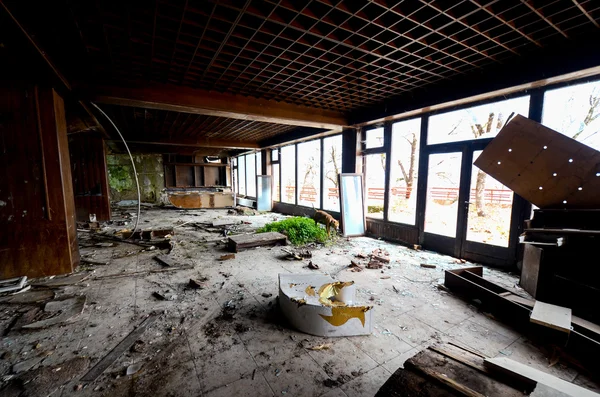 Zerstörung eines verlassenen Geschäftshauses — Stockfoto