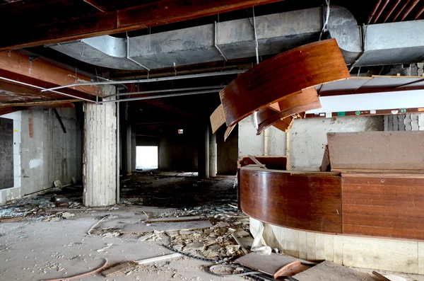 Destruição de um edifício comercial abandonado — Fotografia de Stock