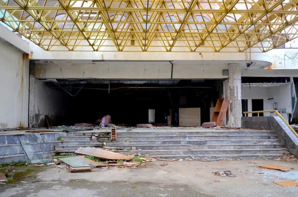 Zničení budovy opuštěného comercial — Stock fotografie