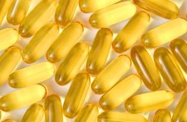 Omega 3 hapı beyaz bir arka plan üzerinde