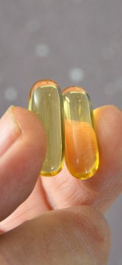 Bir parmak Omega 3 hap