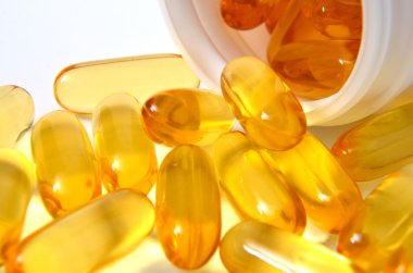 Beyaz arka planda morina ciğeri yağı omega 3 jel kapsülleri