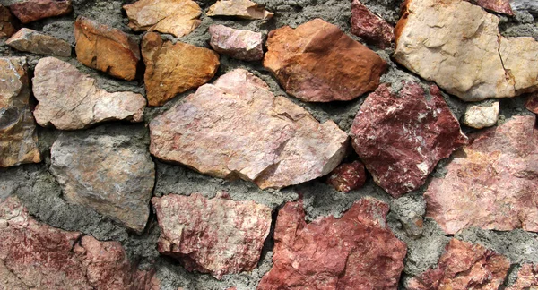 Каменная стена с цементом — стоковое фото