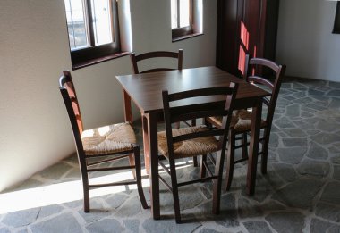 Yeni masa ve sandalyeler restoranda