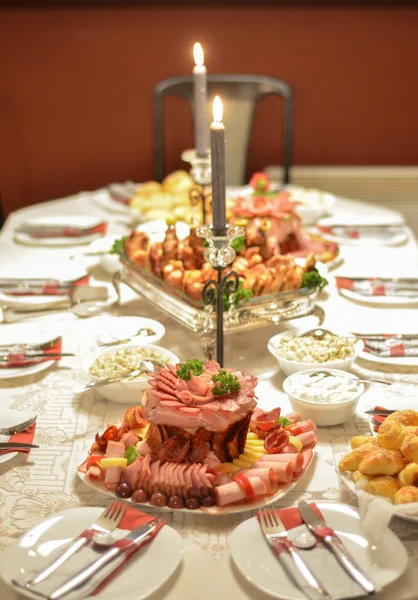 Хорошо оформленный праздничный стол с едой — стоковое фото
