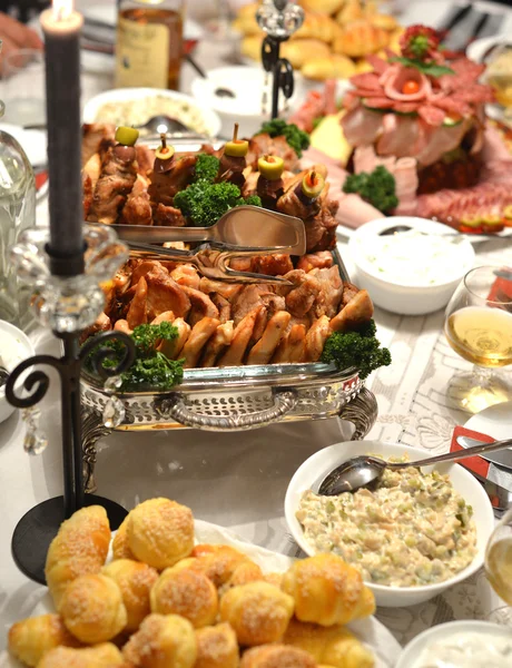 Mesa festiva bem decorada com comida — Fotografia de Stock