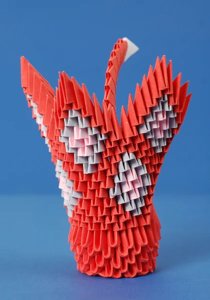 Origami cygne oiseau sur un bleu — Photo