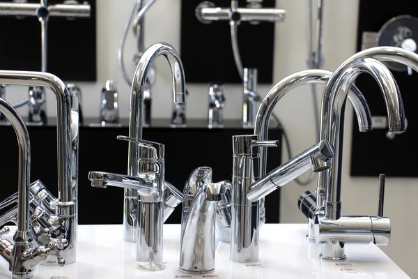 banyo musluk bir showroom