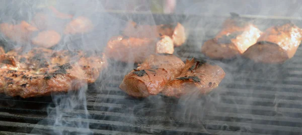 Hamburguesa en una parrilla de humo —  Fotos de Stock