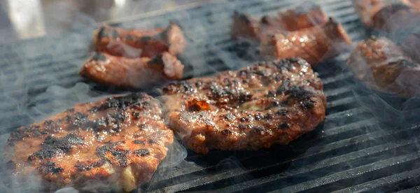 Hamburger na grilu kouře — Stock fotografie