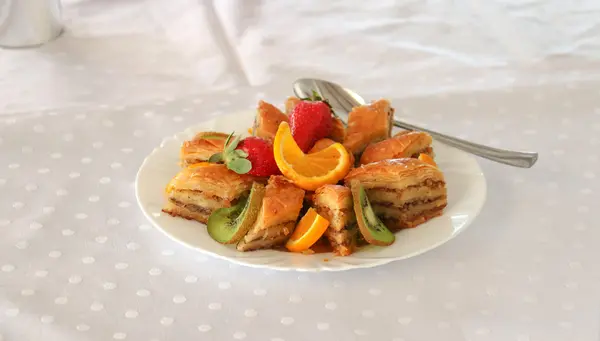 Baklava turco doce e frutos frescos em uma chapa — Fotografia de Stock