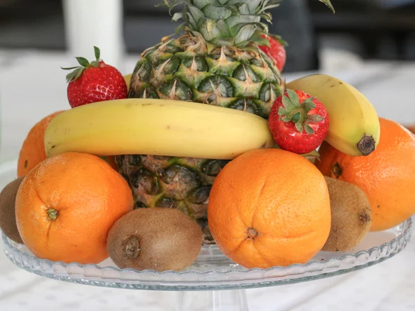 Las frutas distintas en el plato — Foto de Stock