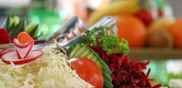 Ensalada fresca en bandeja — Foto de Stock