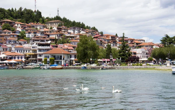 Vista de un lago Ohrid y la ciudad de Ohrid en Macedonia — Foto de Stock