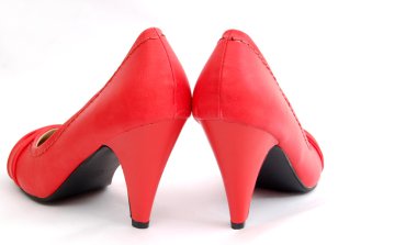 beyaz zemin üzerine kırmızı kadın ayakkabı.