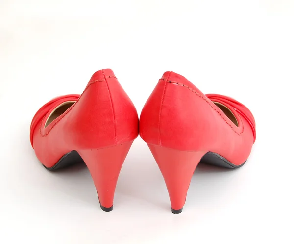 Zapatos femeninos rojos sobre fondo blanco . — Foto de Stock