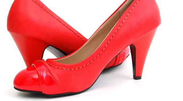 Zapatos femeninos rojos sobre fondo blanco . — Foto de Stock