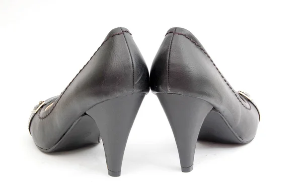Сексуальные черные женские туфли на белом фоне . — стоковое фото
