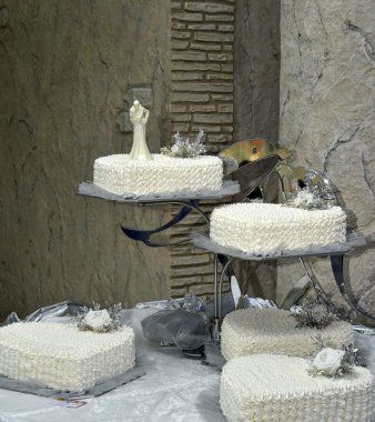 Beyaz düğün pastası ile heykelcik gelin ve damat öpüşme