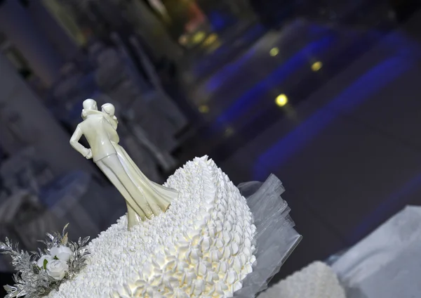 Vit bröllopstårta med statyett av brudparet kysser — Stockfoto
