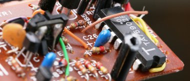 Eski vintage baskılı devre kartı elektronik bileşenleri ile bir parçası.