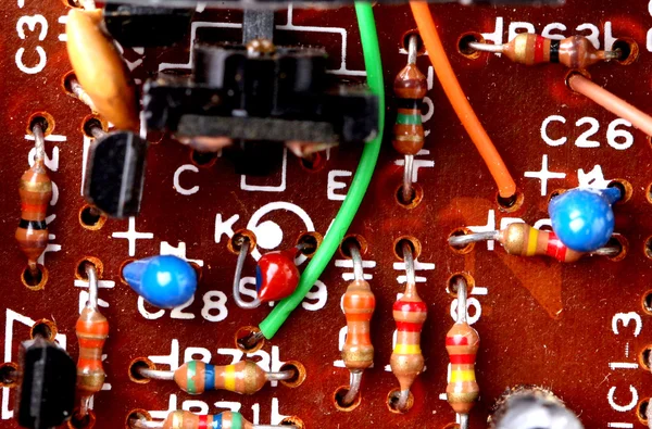 Parte da antiga placa de circuito impresso vintage com componentes eletrônicos . — Fotografia de Stock