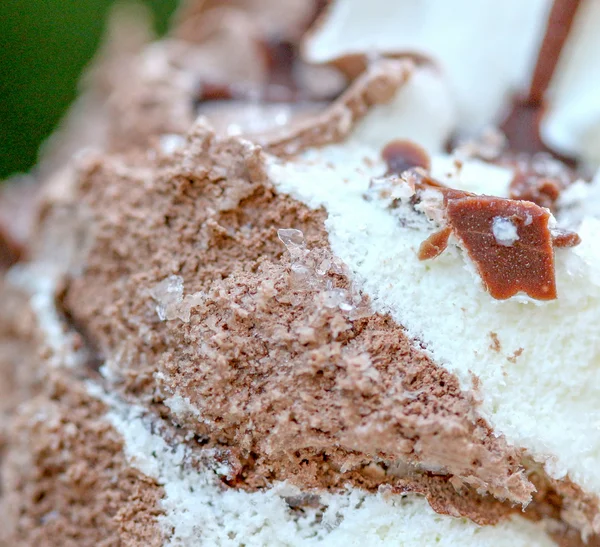 Υφή παγωτό σοκολάτα με κομμάτια σοκολάτας και παγωτό — Φωτογραφία Αρχείου