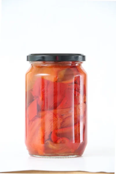 Tarro de vidrio aislado con pimentón rojo asado conservado — Foto de Stock