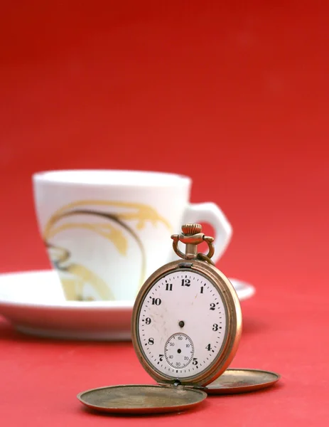 Panela de café e relógio de bolso vintage em um fundo vermelho. Hora da pausa para café — Fotografia de Stock