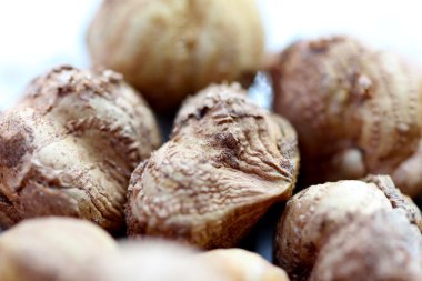 Fındıkları kapatın.