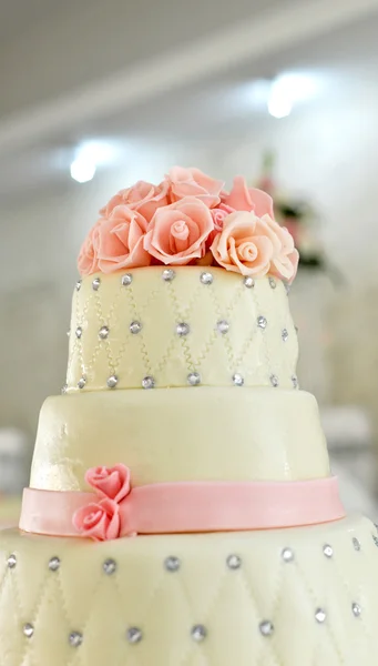 白色婚礼蛋糕和粉红色的花朵，在上面 — 图库照片